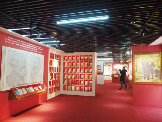 2025年2月11日，觀眾在中國共產黨早期北京革命活動紀念館（ 北大紅 樓） 參觀“信仰之光—馬克思主義文獻典藏展”。