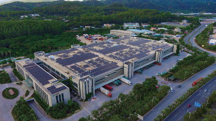 使用光伏發電為快遞分撥中心提供電力，正在成為企業節能減排的重要方式。圖為 中國郵政廈門郵件處理中心屋頂光伏發電項目。