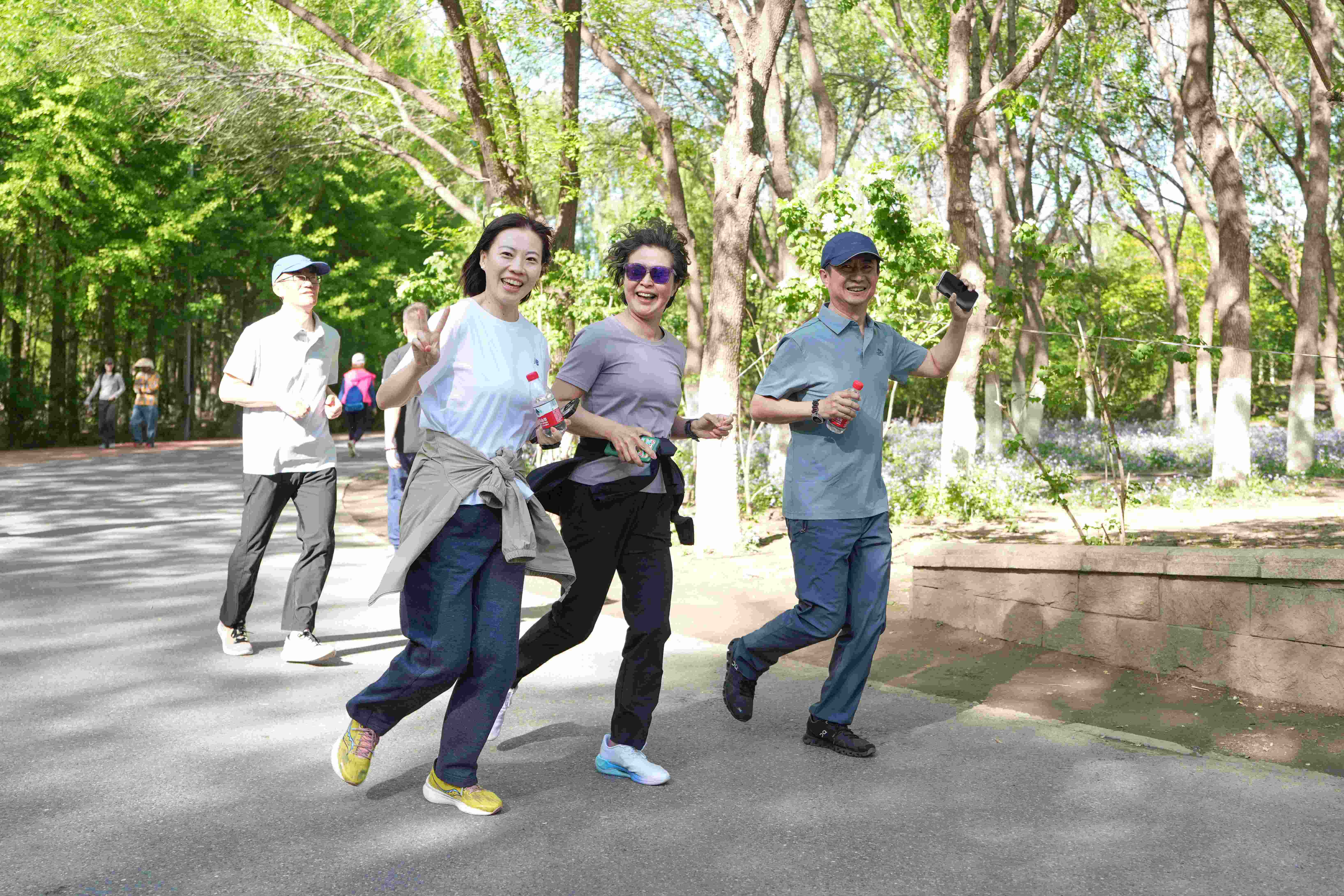 全國社保基金會機關工會在懷柔舉行2025年秋季健步走活動，結合趣味游戲和游泳比賽進一步活躍機關文化、宣傳健康理念，團結引領干部職工以更加強健的體魄投入工作、生活，為社保基金事業高質量發展注入活力。