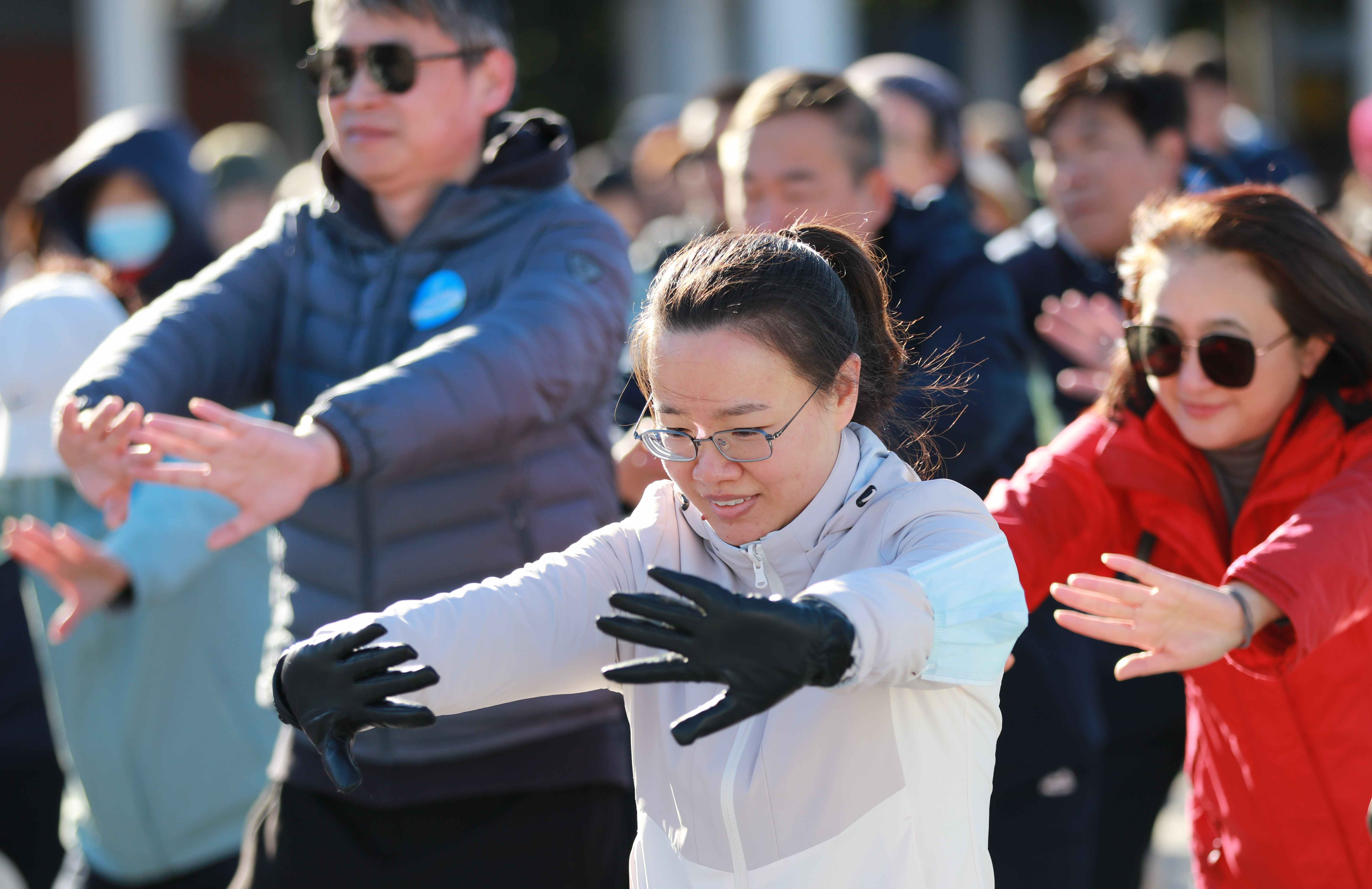 2025年10月19日，中國貿促會“金秋健步行 奮進新征程”健步走活動在北京奧林匹克森林公園舉行。同志們在進行熱身活動
