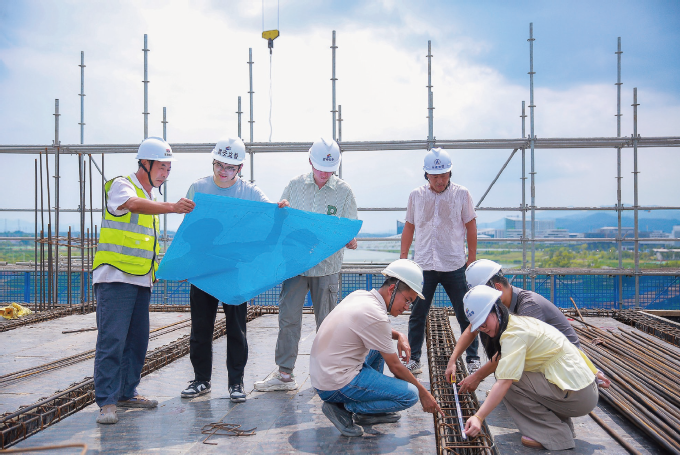 2025年7月28日,衢州市住建局機關年輕干部在智慧產業園項目開展質量監督抽查工作。