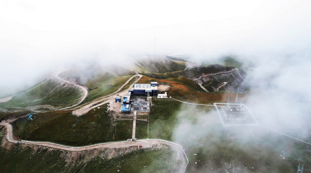 鳥瞰青海省氣象局瓦里關全球大氣本底站。
