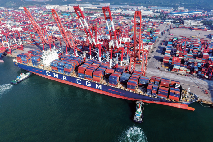 2025年8月19日，一艘裝載外貿集裝箱的貨輪在山東港口青島港停靠泊位。