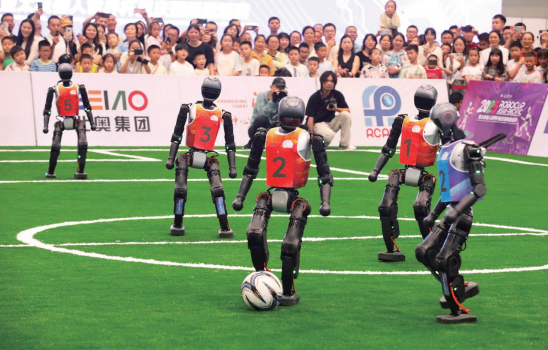 2025年9月6日，2025亞太機器人世界杯重慶國際邀請賽賽場上，人形機器人在參加足 球比賽。