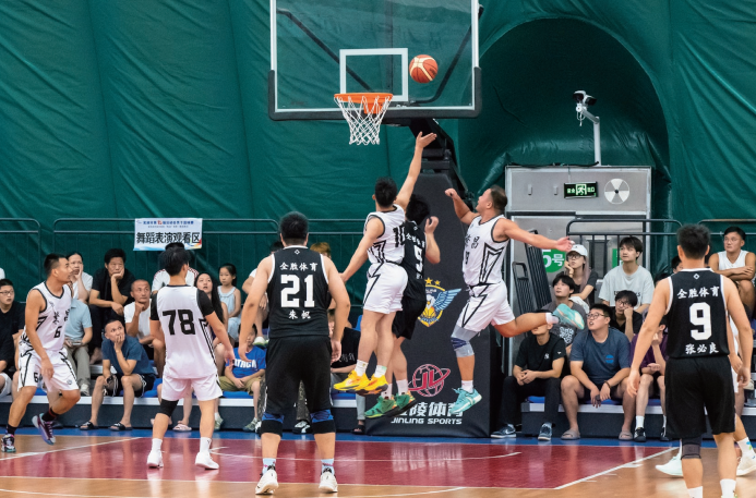 2025年8月30日,安徽省蕪湖市第十五屆運動會群體部籃球比賽暨“蕪BA”城 市籃球聯賽開幕。賽事不僅點燃了全民健身熱情,還掀起了體育消費熱潮,為城市經 濟注入新動能。