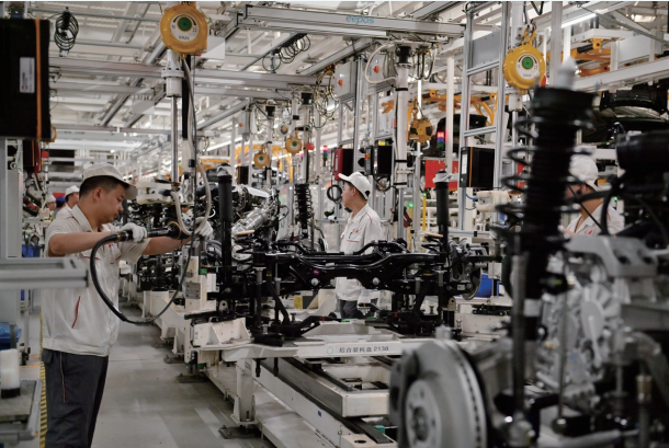 2025年7月15日，工人在位于吉林長春的一汽紅旗制造中 心繁榮廠區總裝車間生產線作業。