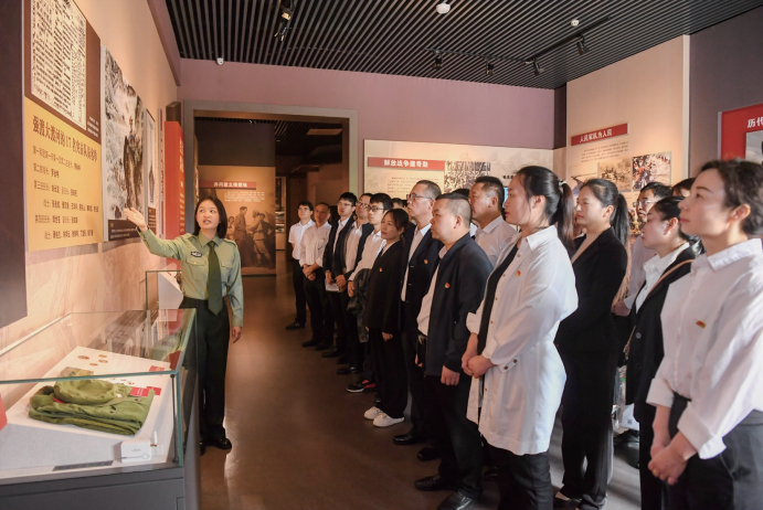 2024年4月19日，江西省宜春市銅鼓縣排埠鎮(zhèn)的黨員干部在廉潔文化館學(xué)習(xí)新 修訂的《中國(guó)共產(chǎn)黨紀(jì)律處分條例》。