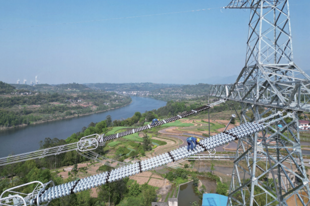 2025年4月8日，在重慶市合川區(qū)，國網(wǎng)重慶超高壓公司輸電運(yùn)檢員工 完成重慶段最后一段鐵塔的登塔走線，標(biāo)志著國家“十四五”電力發(fā)展規(guī)劃重 點(diǎn)項(xiàng)目—哈密至重慶±800千伏特高壓直流輸電工程重慶段完成走線驗(yàn) 收。圖為輸電運(yùn)檢員工高空開展走線驗(yàn)收工作。