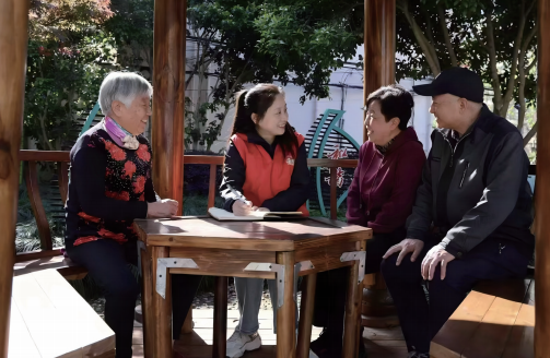 上海市金山區朱涇鎮臨源居民區社區工作者走訪小區，聽取居民對社區治理項目的 反饋意見，進一步優化提升城中村管理服務水平。