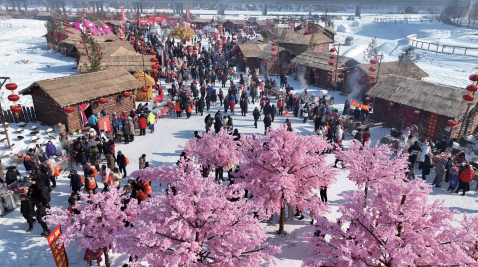 > 2024年2月3日，白山市直機關黨員干部開展“松花江上·雪谷市集”過大年志愿服務活動。