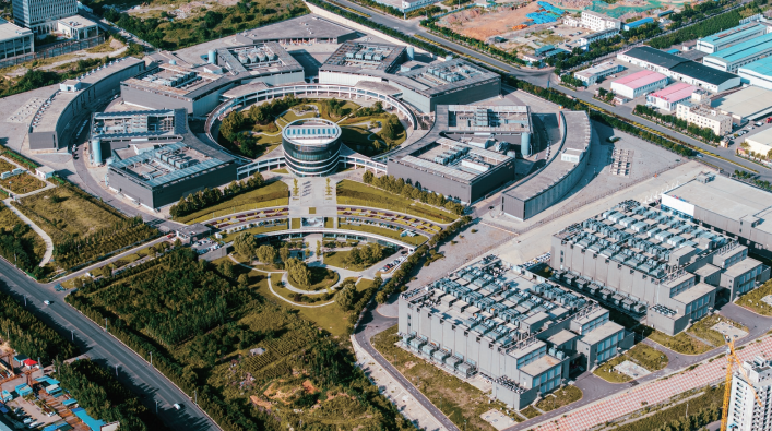 立足本地資源稟賦和產業優勢，主動融入“東數西算”戰略，陽泉市以應用需求為導向，加快推動 全市算力基礎設施建設，積極發展人工智能行業應用，全力打造面向全省的智能算力中樞城市。圖為 百度云計算（陽泉）中心。