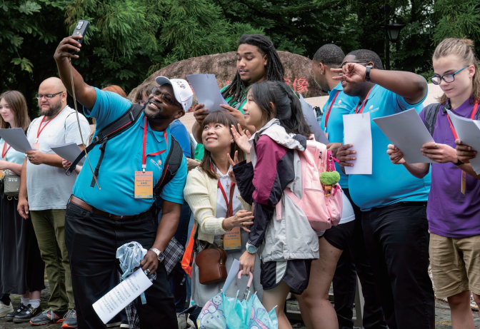 2025年7月10日，參加2025年“鼓嶺緣”中美青年合唱周的中美青年在福州鼓嶺柳杉王公 園合影留念。