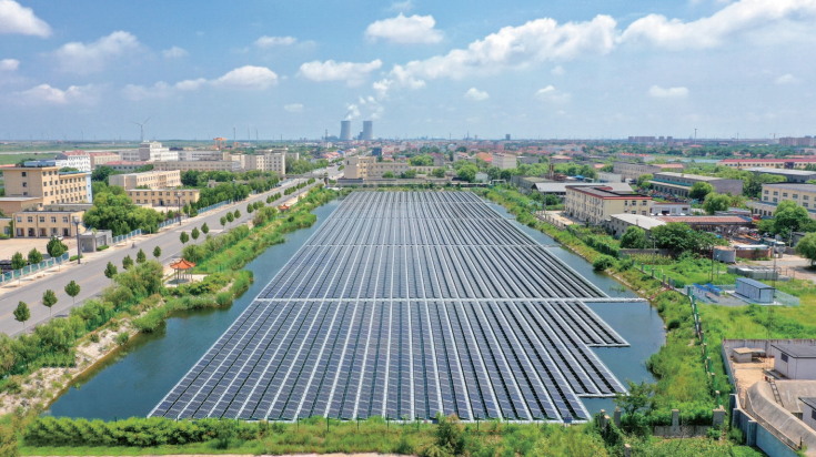 2024年,中國石化啟動“萬站沐光”行動,拓展光伏發電應用場景,促進光 伏發電高質量躍升發展,推動新能源與傳統油氣產業深度融合發展,助力實現 “雙碳”目標。