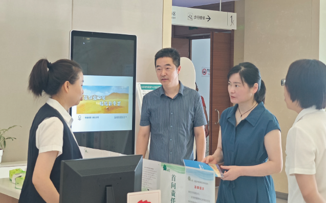 2025年7月14日，成都市新津區行政審批局黨組書記、局長楊琴（右二）到區政務服務大廳體驗“開辦餐飲一件事”辦理流程，推動辦事流程減環節、減材料。