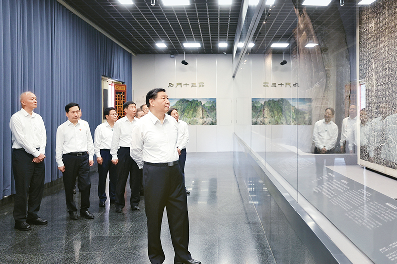 2023年7月29日，中共中央總書記、國家主席、中央軍委主席習近平在四川考察結束返京途中，來到陜西省漢中市考察。這是習近平參觀漢中市博物館有關歷史文物展陳。 新華社記者 鞠鵬/攝