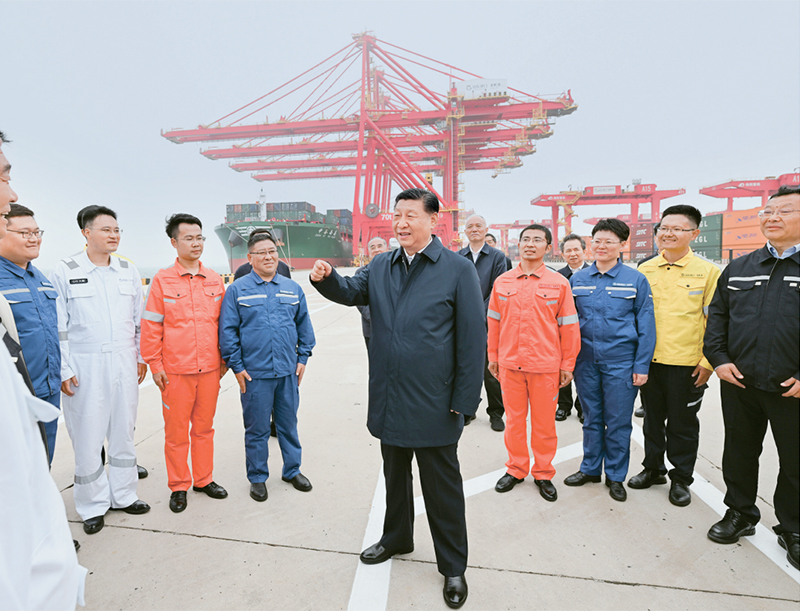 2024年5月22日至24日，中共中央總書記、國家主席、中央軍委主席習(xí)近平在山東考察。這是22日下午，習(xí)近平在日照港親切慰問港口科技工作者、運(yùn)營人員、航運(yùn)人員。 新華社記者 謝環(huán)馳/攝