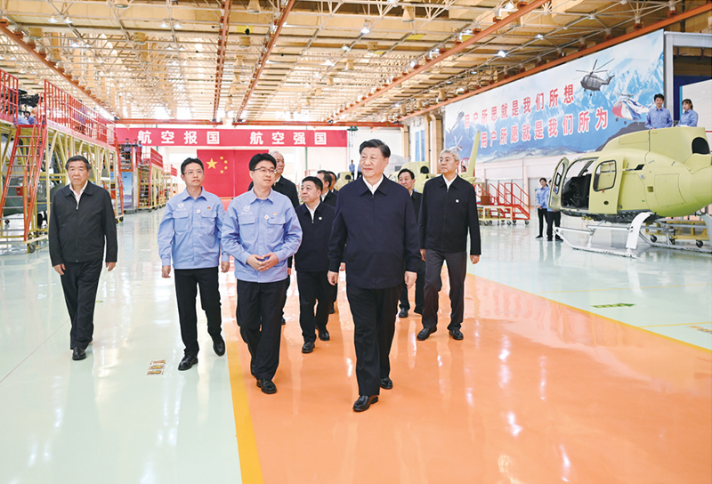 2023年10月10日至13日，中共中央總書記、國家主席、中央軍委主席習(xí)近平在江西考察。這是11日上午，習(xí)近平在景德鎮(zhèn)市昌河飛機(jī)工業(yè)（集團(tuán)）有限公司考察。 新華社記者 燕雁/攝