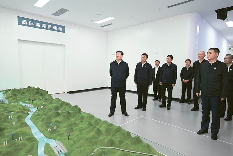 2023年12月14日至15日，中共中央總書記、國家主席、中央軍委主席習(xí)近平在廣西考察。這是14日上午，習(xí)近平在南寧市考察中國—東盟信息港股份有限公司，結(jié)合平陸運(yùn)河沙盤聽取西部陸海新通道骨干工程建設(shè)匯報。 新華社記者 謝環(huán)馳/攝