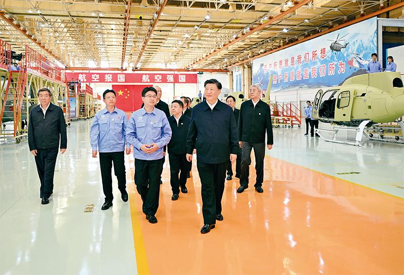 　　2023年10月10日至13日，中共中央總書(shū)記、國(guó)家主席、中央軍委主席習(xí)近平在江西考察。這是11日上午，習(xí)近平在景德鎮(zhèn)市昌河飛機(jī)工業(yè)（集團(tuán)）有限公司考察。 新華社記者 燕雁/攝