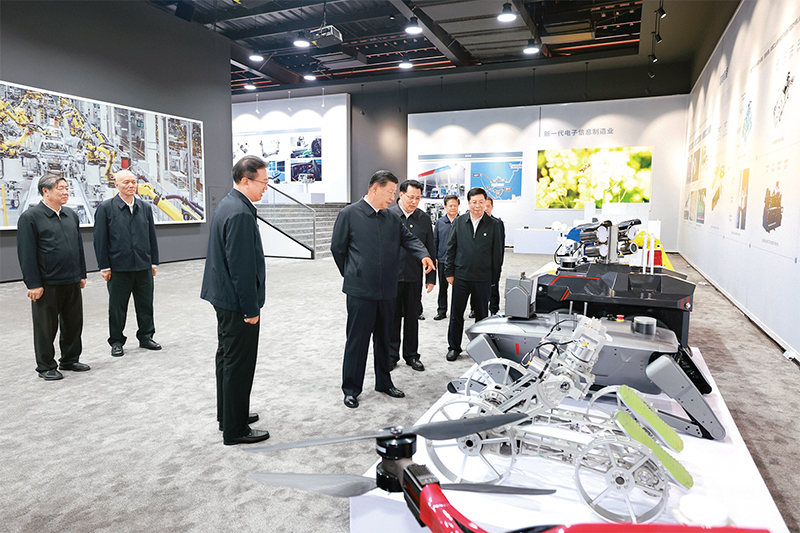 　　2024年4月22日至24日，中共中央總書(shū)記、國(guó)家主席、中央軍委主席習(xí)近平在重慶考察。這是22日下午，習(xí)近平參觀重慶科技創(chuàng)新和產(chǎn)業(yè)發(fā)展成果展示。 新華社記者 王曄/攝