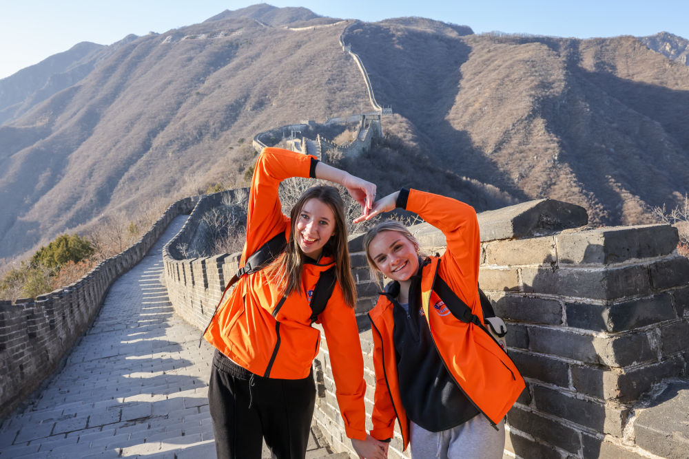 2024年3月20日，美國華盛頓州中學生代表團的成員在北京慕田峪長城留影。新華社記者 殷剛 攝