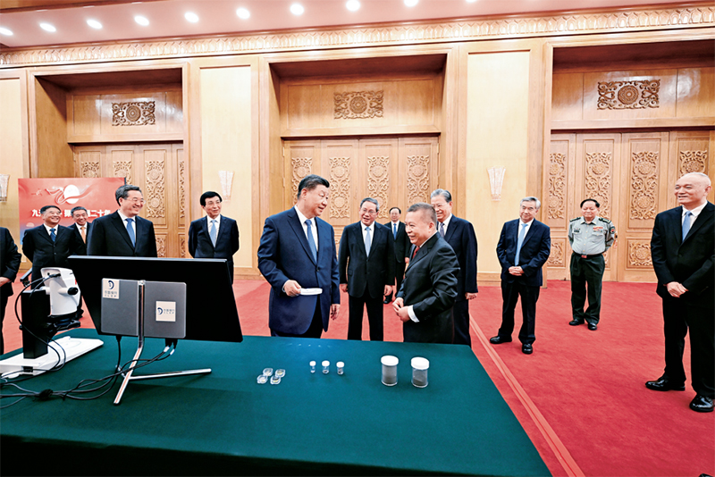 2024年9月23日，黨和國家領導人習近平、李強、趙樂際、王滬寧、蔡奇、丁薛祥、李希等在人民大會堂接見探月工程嫦娥六號任務參研參試人員代表并參觀月球樣品和探月工程成果展覽。這是習近平等參觀月球樣品和探月工程成果展覽。 新華社記者 謝環馳/攝