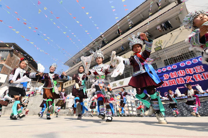 2025年3月25日，廣西柳州市融水苗族自治縣桿洞鄉(xiāng)中心小學學生在跳蘆笙踩堂舞。新華社記者 黃孝邦 攝