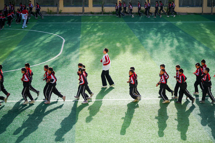 2025年4月24日，在新疆克州阿圖什市哈拉峻鄉(xiāng)謝依特小學，支教教師帶領學生晨跑。新華社記者 徐宏巖 攝