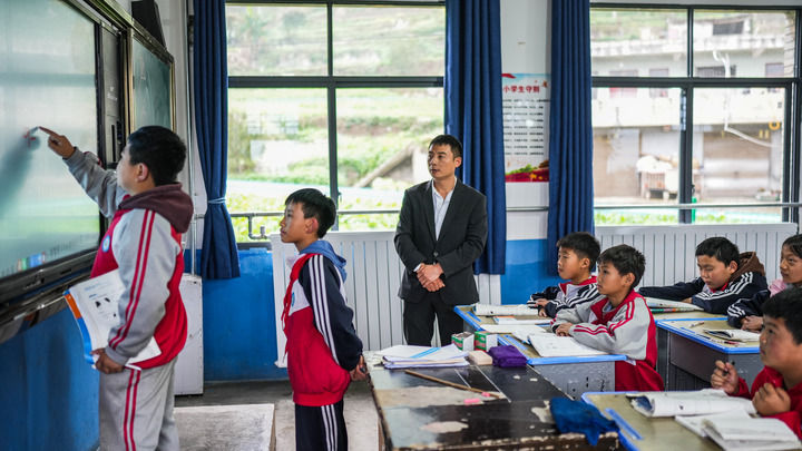 2024年11月21日，在地處烏蒙山區(qū)的貴州省六盤水市水城區(qū)亮巖小學，學生在供暖的教室內(nèi)學習。新華社記者 陶亮 攝